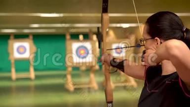射箭作为一门体育学科在大厅和大自然中运行。 最好的箭射进目标比赛
